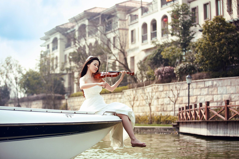 百合新娘婚纱摄影_拉小提琴的单人照,白色的婚