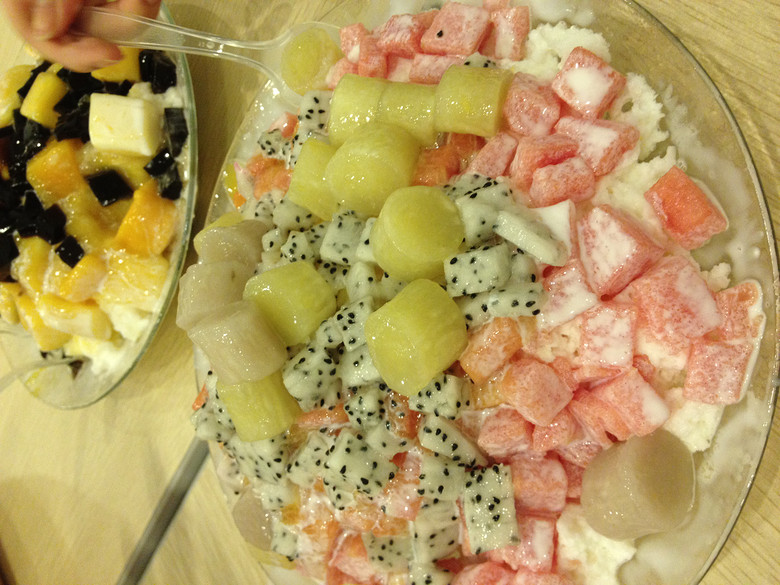 斯利美_西瓜牛奶冰+火龙果+芋圆。