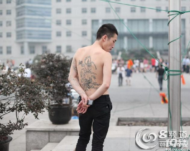 纹身哥:惊现织里镇政府广场-湖州消息-湖州19楼