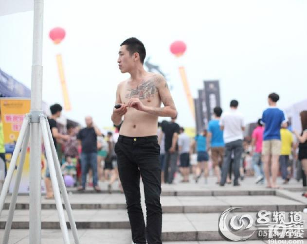 纹身哥:惊现织里镇政府广场-湖州消息-湖州19楼