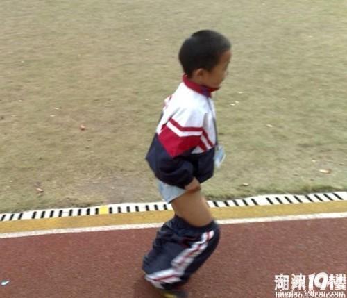 上课违纪老师罚学生<em>脱裤子</em>跑步 让两个<em>女生</em>来