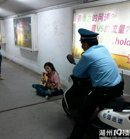 <em>湖州师院</em>地下通道的<em>美女</em>歌手-我听说的-湖州消