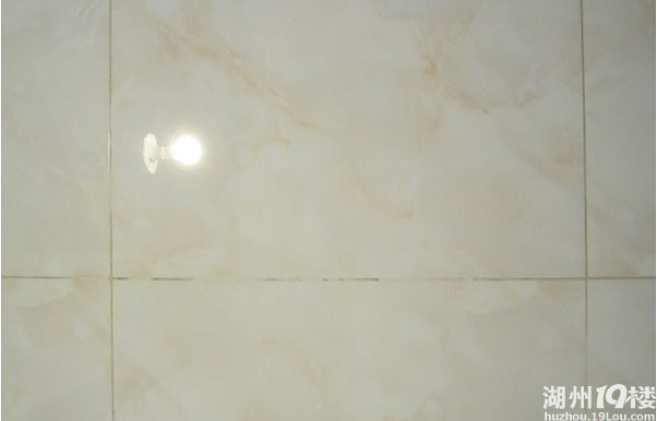 墙砖的填缝剂都能出问题,这一段白一段灰一段黑的想唬谁呢啊?!