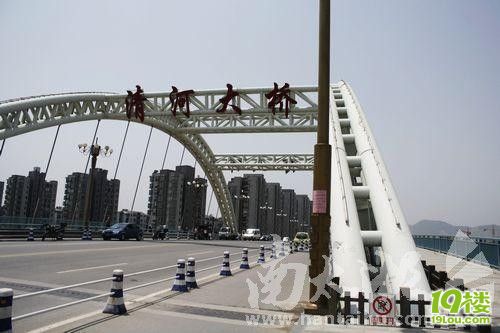 湖州清河大桥一女子跳河,生死未卜