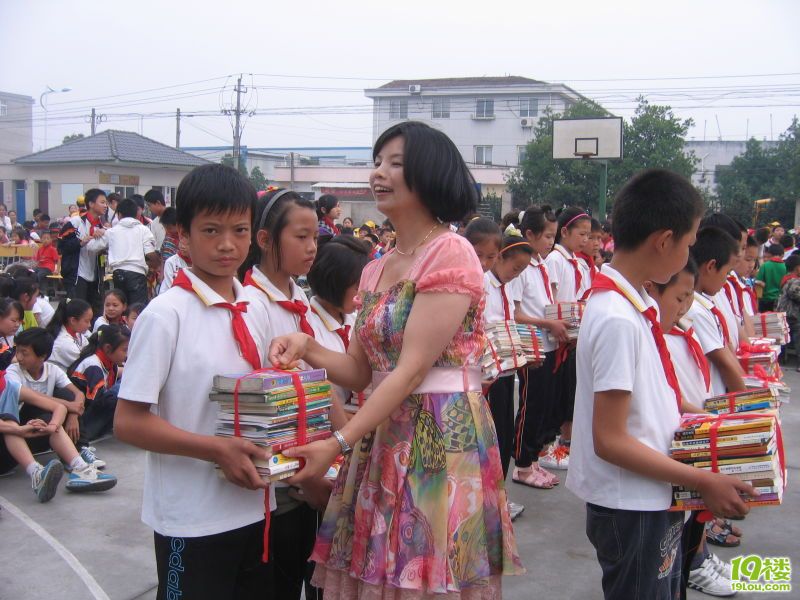 爱心书递 情暖童心--武康义工组织六一捐书活