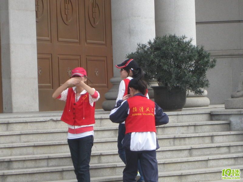 爱心书递 情暖童心--武康义工组织六一捐书活