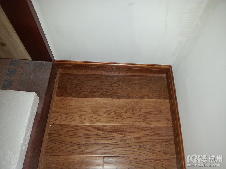 我買的橡木地板，很糟糕，店家、商場、廠家都說沒有質(zhì)量問題