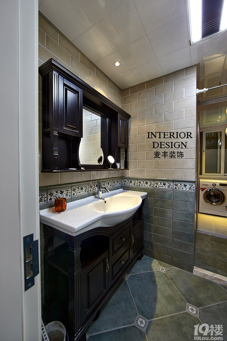 �� ���� ����������ɫ���Ĵ��䣬һ�����ʸе�ײɫ