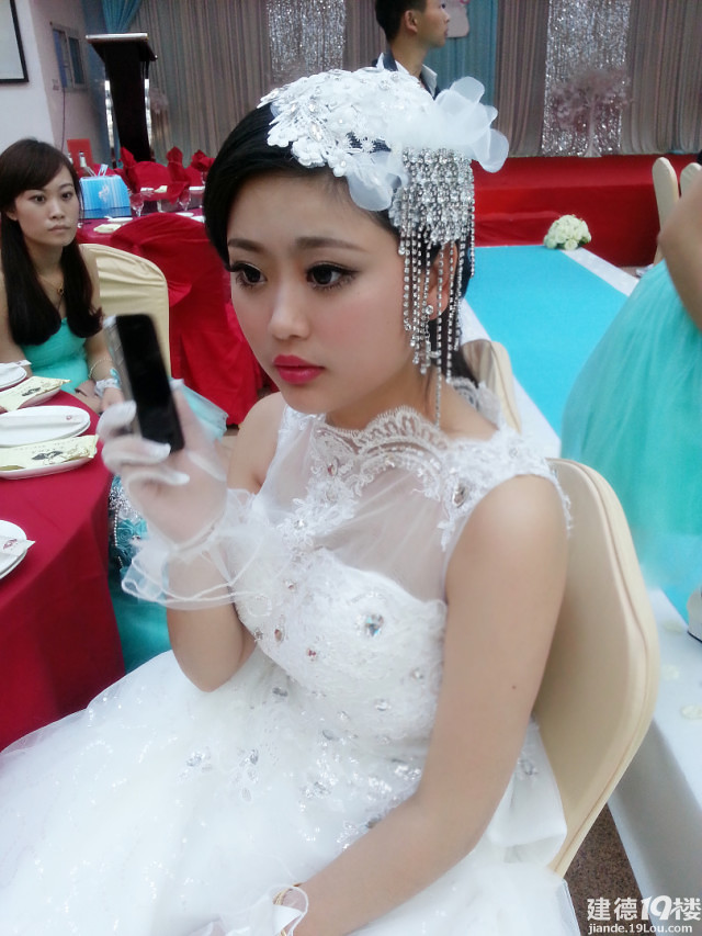 千颂伊款<em>新娘出门纱</em>造型 霸气龙袍礼服威武-我