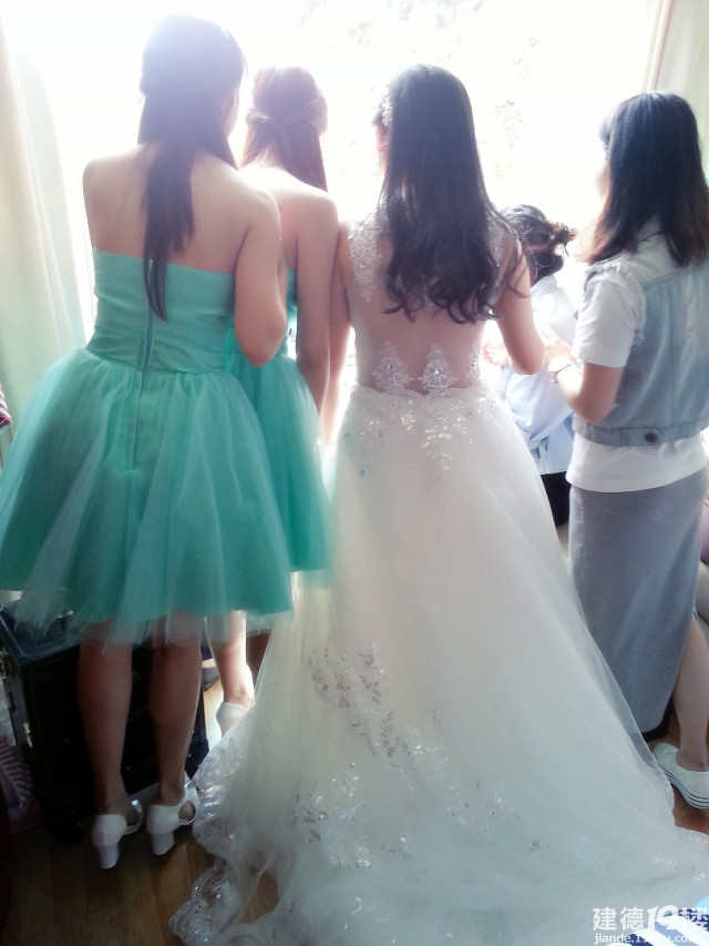 千颂伊款<em>新娘出门纱</em>造型 霸气龙袍礼服威武-我