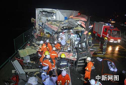 甬台温高速发生车祸 7人死亡20余人受伤(图)