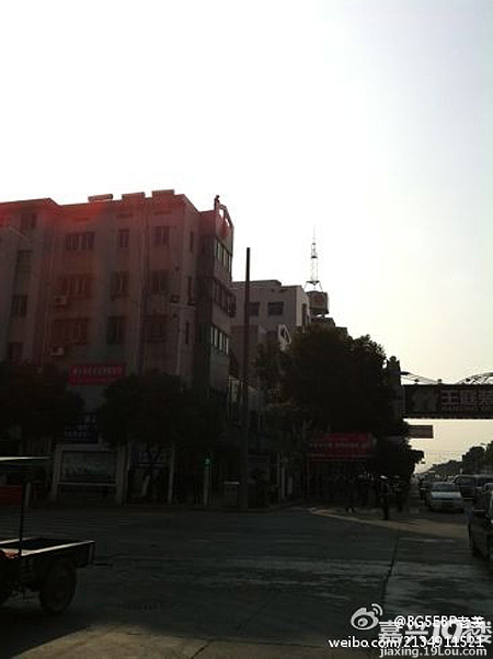 【桐乡】一妇女在楼顶拉着大字报边哭边打电话