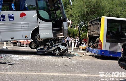 北京朝阳区今日中午发生交通事故一辆警车遭首汽大巴车碾压