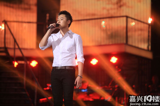 《好声音》吴莫愁梁博晋级 那英哭求媒体团留