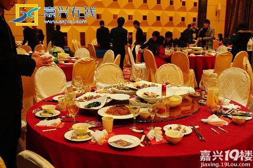 有些菜筷子都没有戳直接倒进泔水桶-讲空头-嘉兴19楼