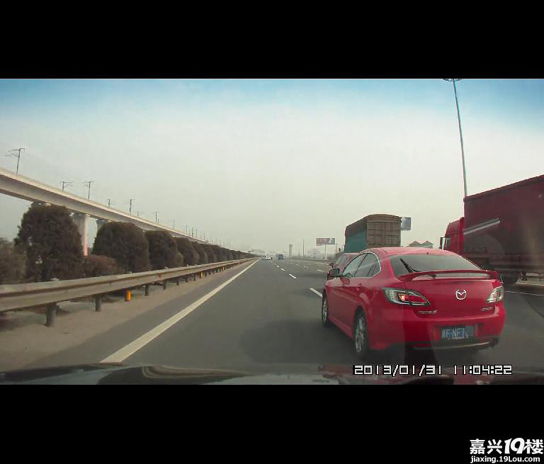 高速公路120KM车速那有像你这样开车。-讲空