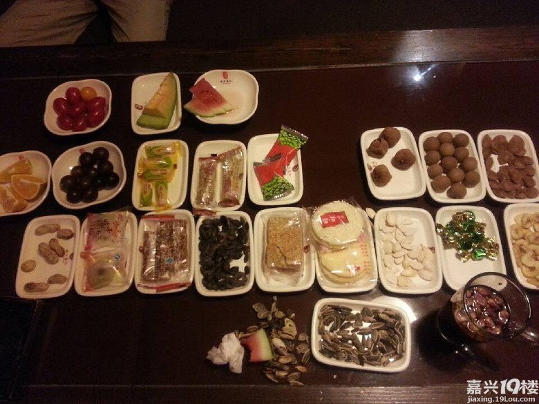 老年人打球,中年人唱歌跳舞,小年轻喝茶-求助-