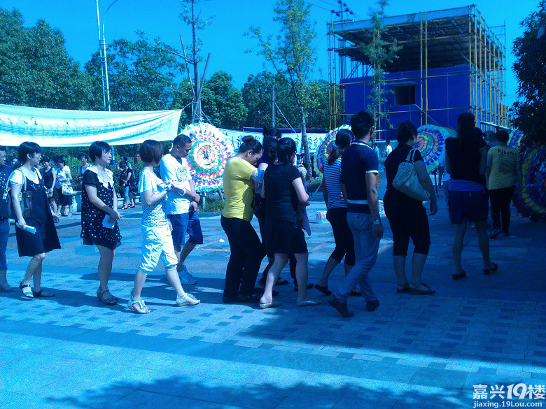 游泳池溺亡10岁女孩今日头七-现场直播-讲空头