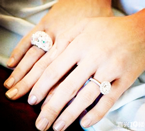 女生订婚戒指戴哪个手指-选钻戒-结婚交流圈-嘉