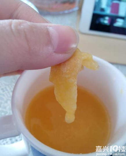 爆料:嘉兴欧尚的果粒橙, 居然喝出一大块餐巾纸