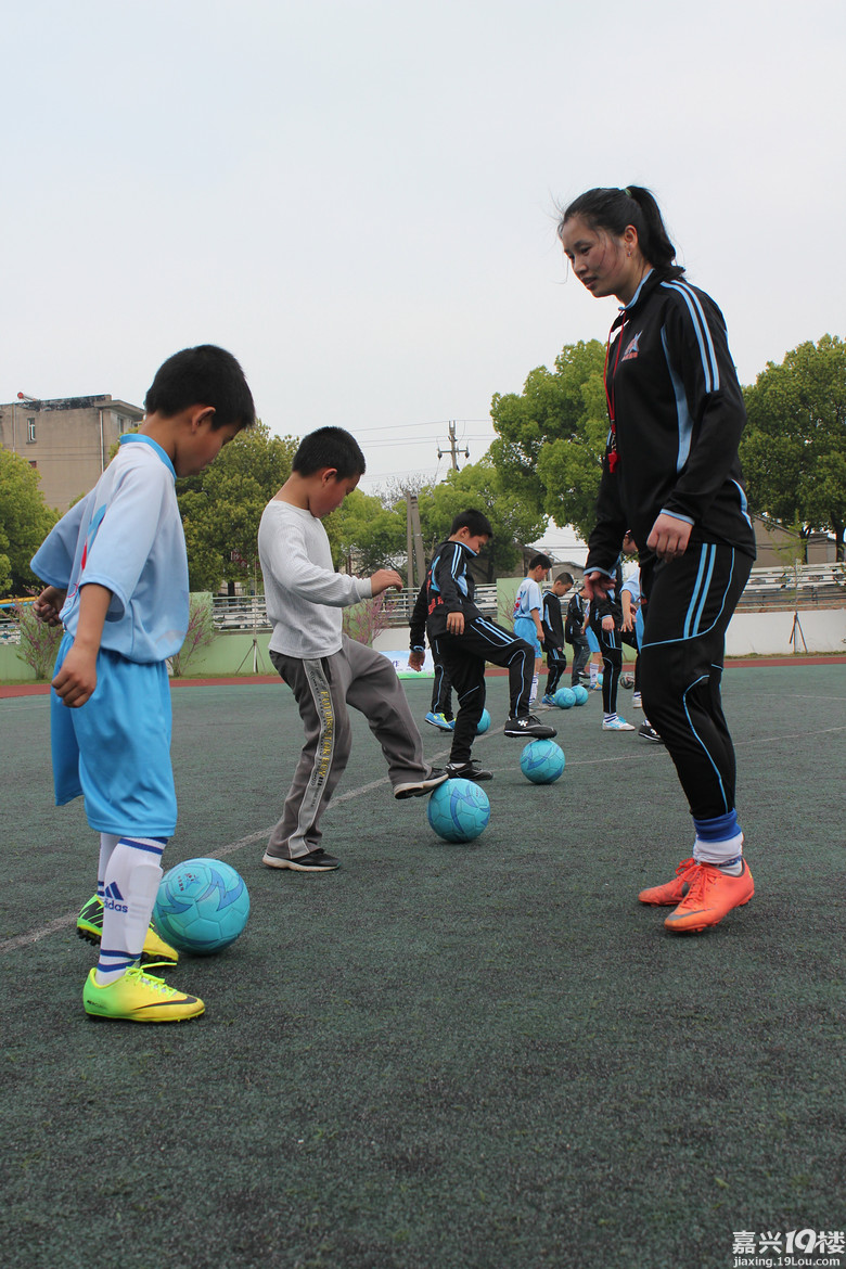 【小贝足球俱乐部体验】+接受足球首次培训-孩