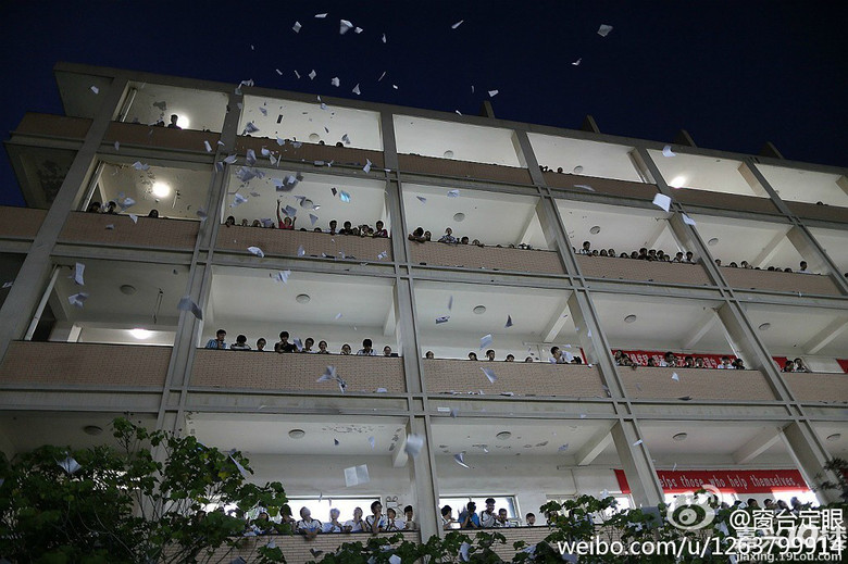 高考即将开战,海高学生们集体撕书解压!有图有