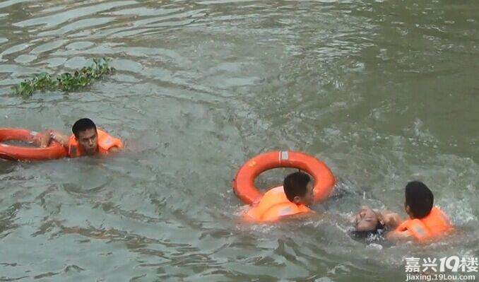 桐乡洲泉14岁孩子溺水,三名消防战士下水救人
