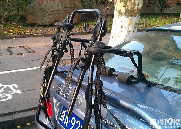 轿车后面挂自行车架算不算遮挡车牌?-车友会-