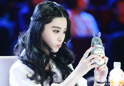 卓叔叔绝对是娱乐圈的纪委,李晨的手机壳是范