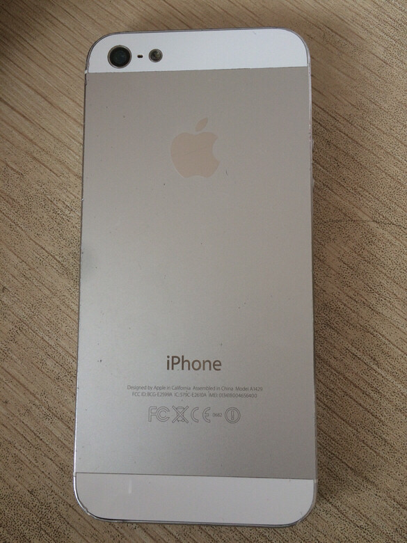 出售苹果5 白色。左上角屏幕碎了哦。联系-网