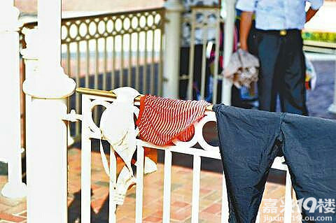 大妈在香港迪士尼<em>晒胸罩</em>内裤 游客都醉了当自