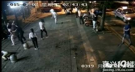 月河4个男人搭讪美女不成 竟暴打美女. -早知道