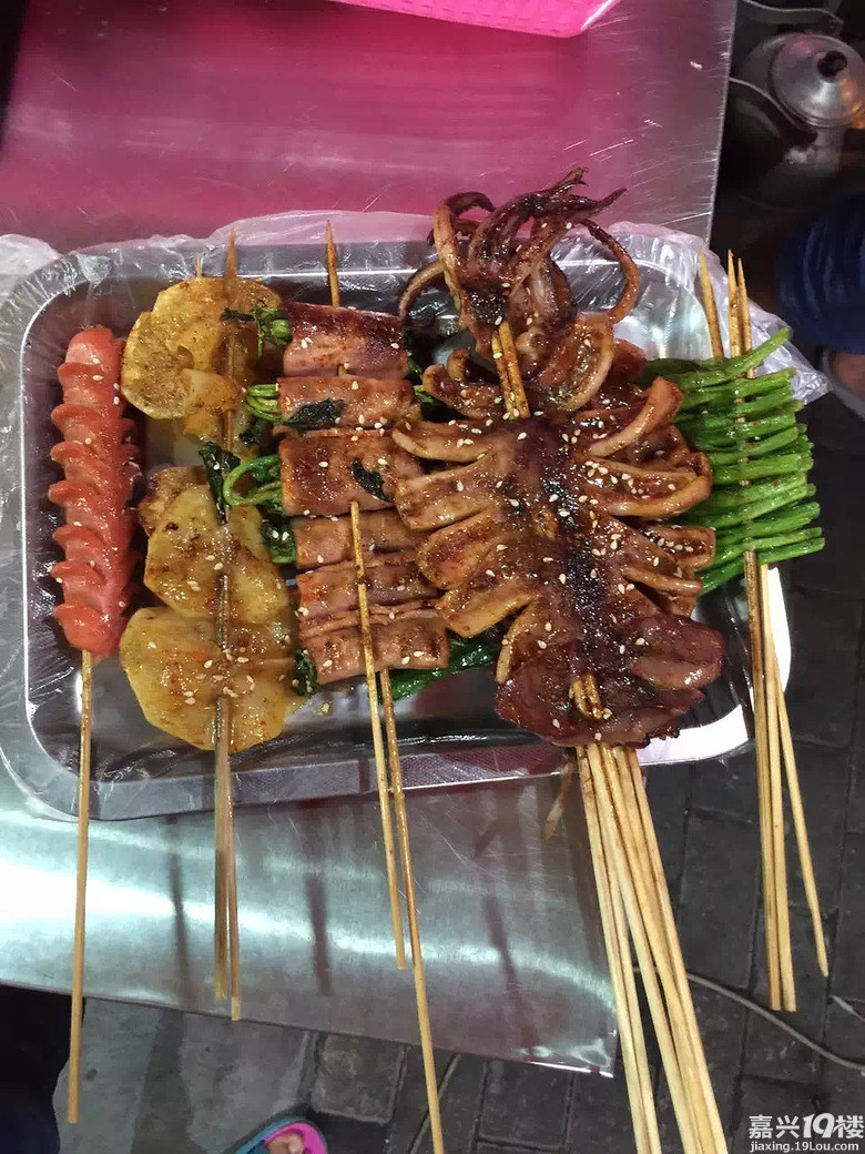 今晚吃夜宵发现一家很好吃的烧烤店,里面还有