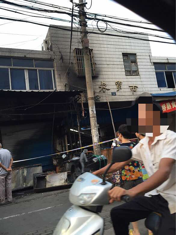 马桥农贸市场隔壁一小店,火灾烧掉了。据说-讲