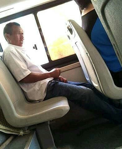 早晨在公交192路上发现一个变态男居然在…