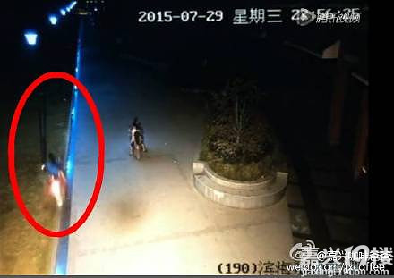 平湖一小女生偷骑电瓶车女孩撞到电线杆打工结果什么做好上去暑假图片