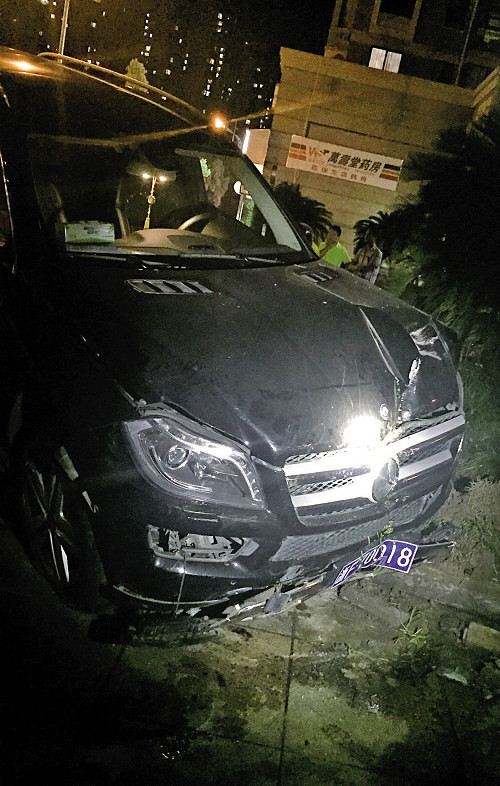 百万奔驰车失控撞向花坛司机为啥要弃车离开现