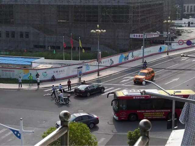 雷克萨斯被摩托车追尾,后保险杠掉了-我看见的