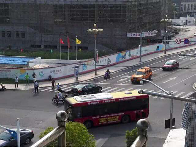 雷克萨斯被摩托车追尾,后保险杠掉了-我看见的