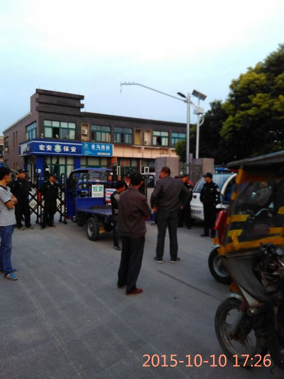 堵门、限制自由,110来了也不管。人民警察-讲