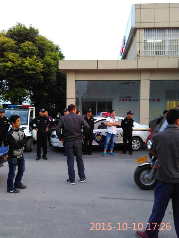 堵门、限制自由,110来了也不管。人民警察-讲