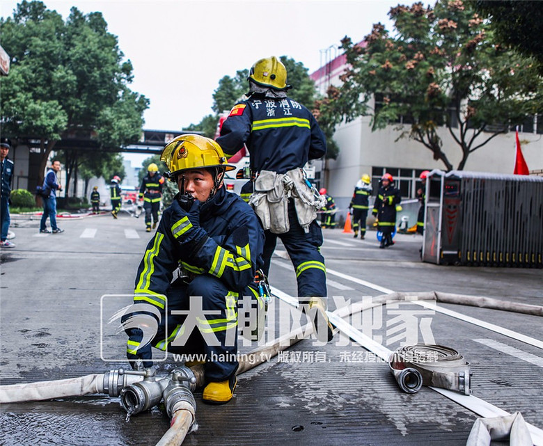 【出大事了?】海宁某企业内 聚集了47辆消防车
