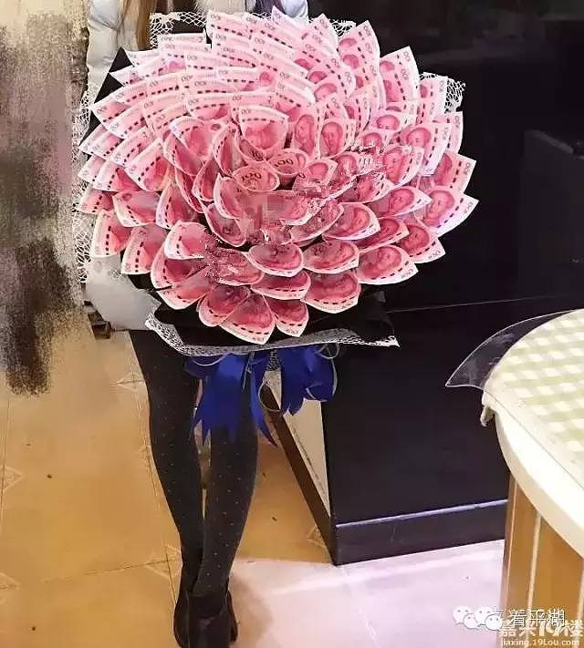 嘉兴有个男人用9900土豪金100块 做成一束花