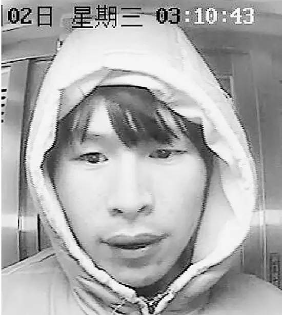 佩奇纠结男凌晨狂砸ATM机大秀表情戏,表情温州搞笑的gif内心包图片