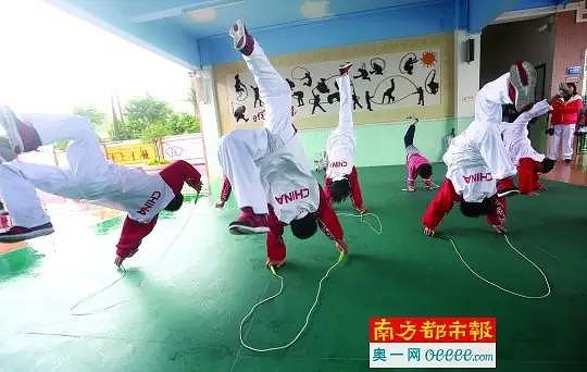 神视频|这个小学生一秒钟跳绳7下,裁判看了8小学生的桥作文描写300字图片