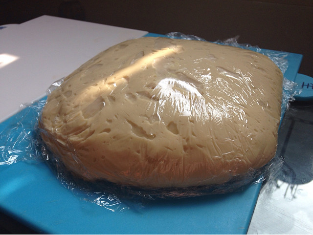 面粉发酵中,今天做几个奶酪包吃吃,有喜欢