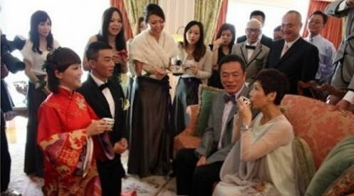 胡杏儿昨日披金戴玉风光出嫁!复古中式婚礼已