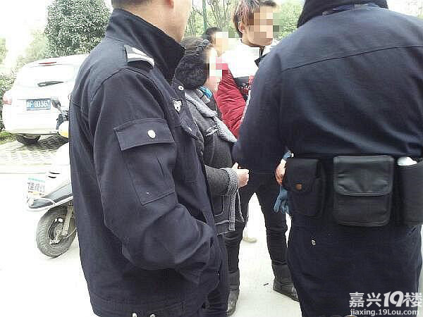 桐乡:三轮车伙捡到苹果手机归还失主 索要50元