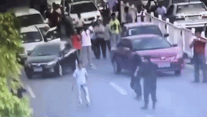 惊讶丨【好身手】中国女特警徒手制服持刀歹徒,歪果仁