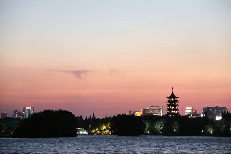 �Ϻ�ҹ����